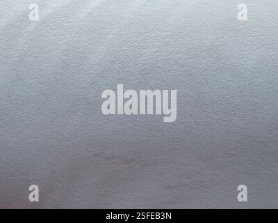 Hellblauer Samtpolster mit leichten Falten wie strukturiertem Vollrahmen-Hintergrund, weiches, weiches und bequemes Material Stockfoto