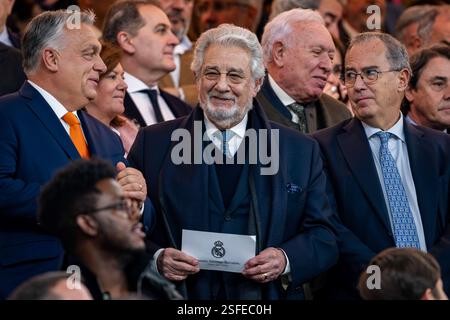 Madrid, Madrid, Spanien. Februar 2025. Tenor Placido Domingo (C) ist auf den Tribünen während des Fußballspiels La Liga EA Sports 2024/25 zwischen Real Madrid CF und Atletico de Madrid im Estadio Santiago Bernabeu am 08. Februar 2025 in Madrid zu sehen. (Kreditbild: © Alberto Gardin/ZUMA Press Wire) NUR REDAKTIONELLE VERWENDUNG! Nicht für kommerzielle ZWECKE! Stockfoto