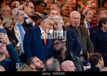 Madrid, Madrid, Spanien. Februar 2025. Tenor Placido Domingo (R) spricht mit dem ungarischen Präsidenten Viktor Orban (L) während des Fußballspiels La Liga EA Sports 2024/25 zwischen Real Madrid CF und Atletico de Madrid im Estadio Santiago Bernabeu am 08. Februar 2025 in Madrid. (Kreditbild: © Alberto Gardin/ZUMA Press Wire) NUR REDAKTIONELLE VERWENDUNG! Nicht für kommerzielle ZWECKE! Stockfoto