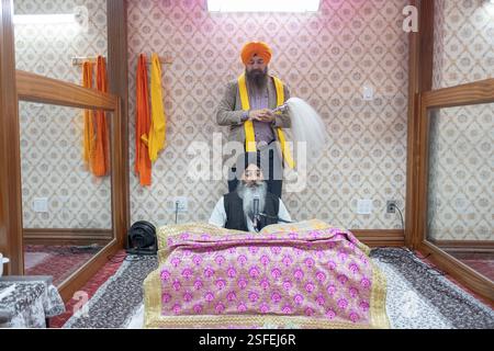 Ein Sikh-Mann hält seinen Chaur Sahib-Fliegenbesen bei einem Akhand-Pfad-Service, wo die gesamte Bibel gelesen wird. In einem Tempel in Queens, New York. Stockfoto