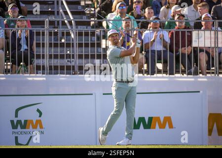 Wyndham Clark schlägt am Samstag, den 8. Februar 2025, in Scottsdale in der dritten Runde der WM Phoenix Open ab. Arizona. (Th Stockfoto