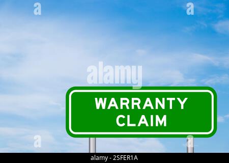 Grünes Transportschild mit Wort Garantieanspruch auf blauem Himmel mit weißem Wolkenhintergrund Stockfoto