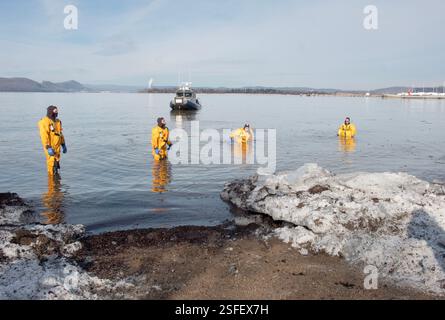 Vor der Rescue from Sing Sing Winter Plunge Benefizveranstaltung werden Sicherheitsbeamte und ein Rettungsboot eingesetzt. In Ossining, New York. Stockfoto