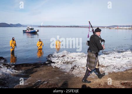 Vor der Rettung von Sing Sing im Winter taucht ein Dudelsackspieler in einem Kilt in den Hudson River. In Ossining, NY an einem kalten Wintermorgen... Stockfoto
