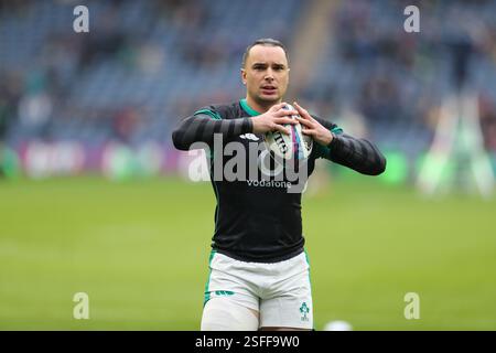 Edinburgh, Schottland, Vereinigtes Königreich, 9. Februar 2025 – James Lowe wärmt sich für Irland vor dem Spiel auf. Schottland gegen Irland in Murrayfield, Edinburgh.- Credit: Thomas Gorman/Alamy Live News Stockfoto