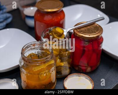 Verschiedene Gemüse-Dosen in Gläsern auf dem Tisch, keine Leute Stockfoto