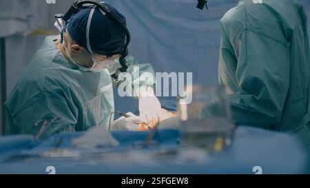 Gruppe der Chirurgen Männer Ärzte Ärzte in medizinischen Masken Prozess chirurgische Operation Trauma Gesundheitsbehandlung Medizin Hilfe plastische Chirurgie mit Skalpell Stockfoto
