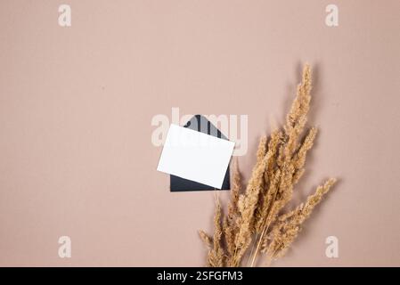 Eine leere Karte mit Herbstdekorationen. Perfekt für Einladungen, Grußkarten und Beiträge in sozialen Medien. Stockfoto