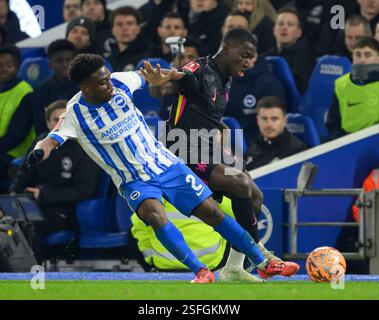 Brighton und Hove, Großbritannien. Februar 2025. Brighton und Hove Brighton, England, 8. Februar 2025. Brighton & Hove Albions Tariq Lamptey (links) kämpft im American Express Stadium in England gegen Chelsea Moises Caicedo (rechts) beim Emirates FA Cup in der 4. Runde zwischen Brighton & Hove Albion und Chelsea. (David Horton/SPP) (David Horton/SPP) Credit: SPP Sport Press Photo. /Alamy Live News Stockfoto