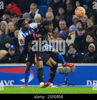 Brighton und Hove, Großbritannien. Februar 2025. Brighton und Hove Brighton, England, 8. Februar 2025. Brighton & Hove Albions Tariq Lamptey (links) kämpft im American Express Stadium in England gegen Noni Madueke (rechts) im Emirates FA Cup in der 4. Runde zwischen Brighton & Hove Albion und Chelsea. (David Horton/SPP) (David Horton/SPP) Credit: SPP Sport Press Photo. /Alamy Live News Stockfoto