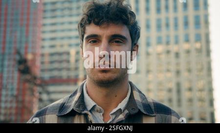 Nahaufnahme Porträt ruhiger Kaukasier Mann Millennial Geschäftsmann Immobilienmakler ernsthaft Blick in die Kamera draußen Geschäft Downtown Straße männlicher Kerl Stockfoto