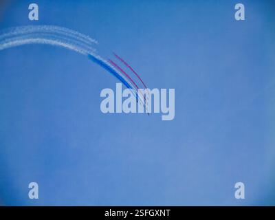 Morlaix, Frankreich - 15. September 2024: Die Patrouille de France fliegt über Morlaix in der Bretagne in Nordfrankreich. An einem sonnigen Tag im Sommer. Stockfoto