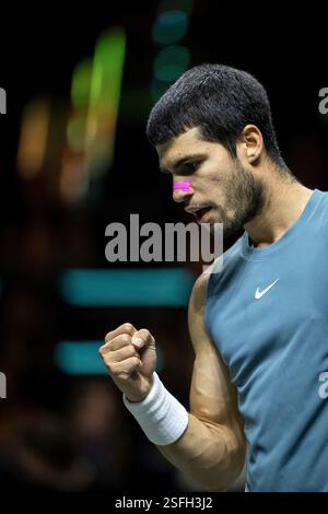 ROTTERDAM - Carlos Alcaraz (ESP) im Kampf gegen Alex de Minaur (aus) im Finale am siebten Tag des ABN AMRO Open Tennisturniers in Ahoy. ANP SANDER KING Stockfoto