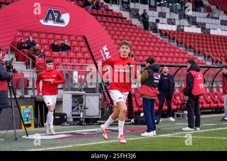 Alkmaar, Niederlande. Februar 2025. ALKMAAR, NIEDERLANDE - 9. FEBRUAR: Sven Mijnans von AZ sieht bei einem niederländischen Eredivisie-Spiel zwischen AZ und PEC Zwolle im AFAS Stadion am 9. Februar 2025 in Alkmaar an. (Foto von Ed van de Pol/Orange Pictures) Credit: Orange Pics BV/Alamy Live News Stockfoto