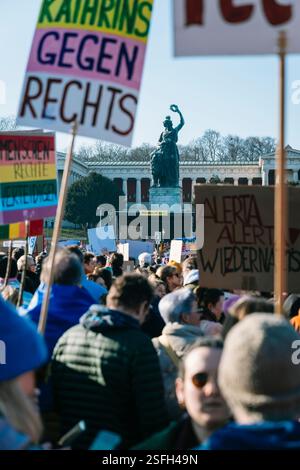 Demonstranten mit Zeichen für Demokratie und Rechtsextremen auf der Theresienwiese in München, Bayern Stockfoto