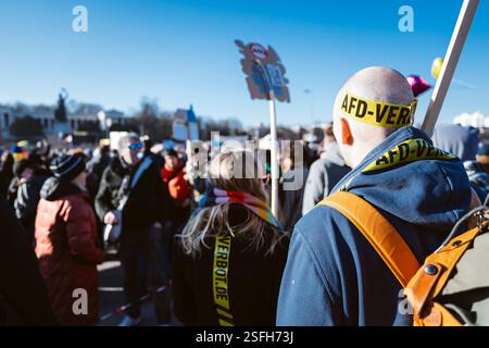 Mann mit Klebeband und der Aufschrift „AFD Ban Now“ auf dem Kopf bei der Demonstration für Demokratie auf der Theresienwiese in München Stockfoto