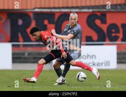 Seraing, Belgien. Februar 2025. Seraings Yannis Lawson und Beverens Jakov Filipovic kämpfen um den Ball während eines Fußballspiels zwischen RFC Seraing und SK Beveren am Sonntag, den 9. Februar 2025 in Seraing, am 21. Tag der zweiten Liga der Challenger Pro League 2024-2025. BELGA FOTO JOHN THYS Credit: Belga News Agency/Alamy Live News Stockfoto
