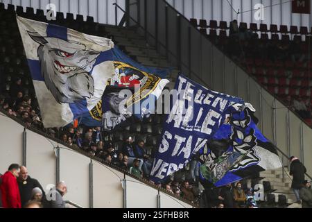 Alkmaar, Niederlande. Februar 2025. ALKMAAR - 02.09.2025, AFAS-Stadion. Dutch Eredivisie Football 2024/2025, PEC Zwolle Fans vor dem Spiel AZ - PEC Zwolle. Beschreibung: Pro Shots/Alamy Live News Stockfoto