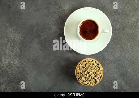 Eine Tasse türkischer Kaffee mit grünen Kaffeebohnen Stockfoto