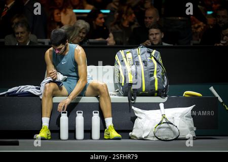 ROTTERDAM - Carlos Alcaraz (ESP) im Kampf gegen Alex de Minaur (aus) im Finale am siebten Tag des ABN AMRO Open Tennisturniers in Ahoy. ANP SANDER KING Stockfoto