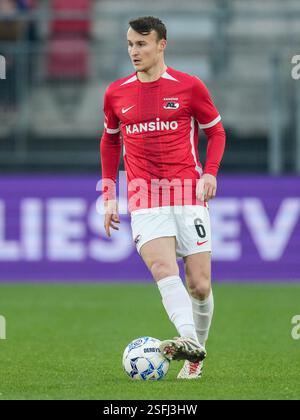 Alkmaar, Niederlande. Februar 2025. ALKMAAR, NIEDERLANDE - 9. FEBRUAR: Peer Koopmeiners von AZ sieht bei einem niederländischen Eredivisie-Spiel zwischen AZ und PEC Zwolle im AFAS Stadion am 9. Februar 2025 in Alkmaar an. (Foto von Ed van de Pol/Orange Pictures) Credit: Orange Pics BV/Alamy Live News Stockfoto