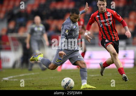 Seraing, Belgien. Februar 2025. Beverens Petar Vitanov kämpft um den Ball während eines Fußballspiels zwischen RFC Seraing und SK Beveren am Sonntag, den 9. Februar 2025 in Seraing, am 21. Tag der zweiten Liga der Challenger Pro League 2024-2025 der belgischen Meisterschaft. BELGA FOTO JOHN THYS Credit: Belga News Agency/Alamy Live News Stockfoto