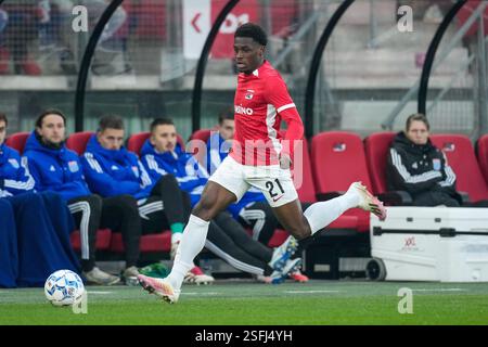 Alkmaar, Niederlande. Februar 2025. ALKMAAR, NIEDERLANDE - 9. FEBRUAR: Ernest Poku von AZ spielt mit dem Ball während eines niederländischen Eredivisie-Spiels zwischen AZ und PEC Zwolle im AFAS Stadion am 9. Februar 2025 in Alkmaar, Niederlande. (Foto von Ed van de Pol/Orange Pictures) Credit: Orange Pics BV/Alamy Live News Stockfoto