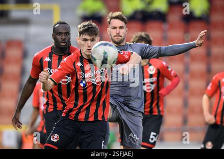 Seraing, Belgien. Februar 2025. Noah Solheid von Seraing und Lennart Mertens von Beveren kämpfen um den Ball während eines Fußballspiels zwischen RFC Seraing und SK Beveren am Sonntag, den 9. Februar 2025 in Seraing, am 21. Tag der zweiten Liga der Challenger Pro League 2024-2025. BELGA FOTO JOHN THYS Credit: Belga News Agency/Alamy Live News Stockfoto