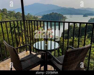 Blick auf den Banasura Sagar Lake von unserer B alcony im Silver Green Resort im Wayanad District - Kerala, Indien Stockfoto