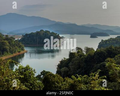 Blick auf den Banasura Sagar Lake von unserer B alcony im Silver Green Resort im Wayanad District - Kerala, Indien Stockfoto