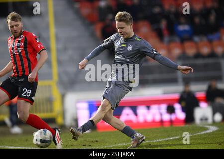 Seraing, Belgien. Februar 2025. Beverens Guillaume de Schryver kämpft um den Ball während eines Fußballspiels zwischen RFC Seraing und SK Beveren am Sonntag, den 9. Februar 2025 in Seraing, am 21. Tag der zweiten Liga der Challenger Pro League 2024-2025. BELGA FOTO JOHN THYS Credit: Belga News Agency/Alamy Live News Stockfoto