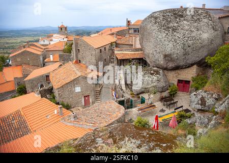 Portugal. Sonniger Sommertag in der kleinen Bergstadt Monsanto. Riesige Steine und rote Dächer Stockfoto