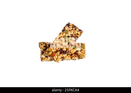 Zwei Müsliriegel mit Nüssen und Samen darauf. Sie sind auf weißem Hintergrund. Sie berühren sich nicht. Stockfoto