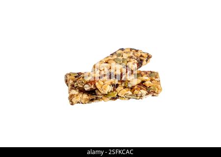 Zwei Müsliriegel auf weißem Hintergrund. Die Stangen bestehen aus Nüssen und Samen. Stockfoto
