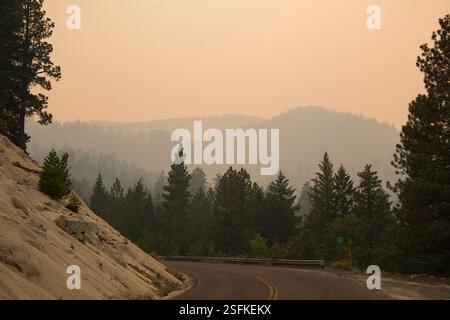Janesville Grade im Lassen County, Kalifornien, bedeckt mit dickem Rauch des Dixie-Feuers von 2021, mit trüben bewaldeten Bergen im Hintergrund. Stockfoto