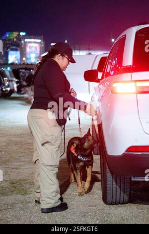 Mitarbeiter der K9-Einheit des Department of Homeland Security (DHS) für Transportsicherheit arbeiten an der Sicherung des bevorstehenden Super Bowl im Caesars Superdome in New Orleans, Louisiana, 1. Februar 2025. Mehr als 690 DHS-Mitarbeiter arbeiten an einer über 20-jährigen Partnerschaft, um schätzungsweise 73.000 Fans beim Super Bowl LIX zu schützen. (DHS-Foto von Tia Dufour) Stockfoto