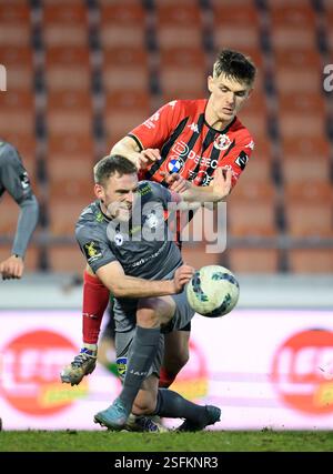Seraing, Belgien. Februar 2025. Beverens Laurent Jans und Seraings Noah Solheid kämpfen um den Ball während eines Fußballspiels zwischen RFC Seraing und SK Beveren am Sonntag, den 9. Februar 2025 in Seraing, am 21. Tag der zweiten Liga der Challenger Pro League 2024-2025. BELGA FOTO JOHN THYS Credit: Belga News Agency/Alamy Live News Stockfoto