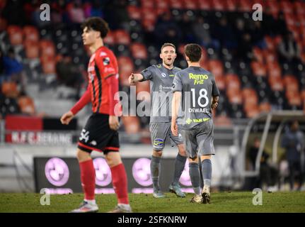 Seraing, Belgien. Februar 2025. Beverens Sieben Dewaele, Beverens Laurent Jans und reagieren während eines Fußballspiels zwischen RFC Seraing und SK Beveren am Sonntag, den 9. Februar 2025 in Seraing, am 21. Tag der zweiten Liga der Challenger Pro League 2024-2025. BELGA FOTO JOHN THYS Credit: Belga News Agency/Alamy Live News Stockfoto