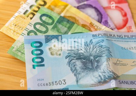 philippinisches Geld. Philippinische Peso-Banknoten. Geschäfts- und Finanzkonzept. Neue und alte Stückelungen Stockfoto