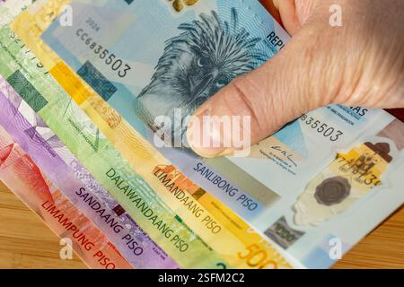 philippinisches Geld. Philippinische Peso-Banknoten. Geschäfts- und Finanzkonzept. Neue und alte Stückelungen Stockfoto