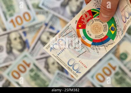 Symbolische Währung der BRICS-Länder vor dem Hintergrund des US-Dollars. Finanzkonzept. Die wirtschaftliche Macht des Dollars im Vergleich zu Wirtschaft und Handel Stockfoto
