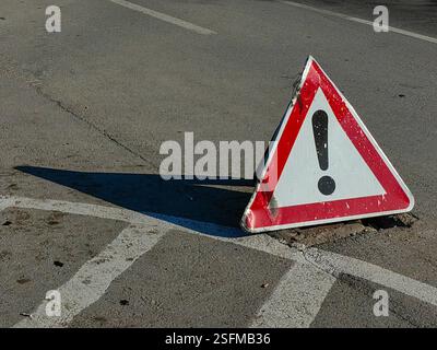 Vorsicht: Dreieck-Verkehrsschild auf Asphalt Stockfoto