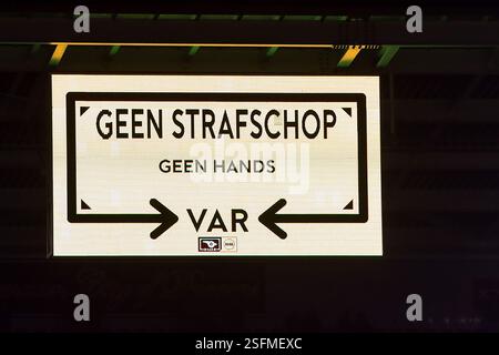Alkmaar, Niederlande. Februar 2025. ALKMAAR - 02.09.2025, AFAS-Stadion. Niederländischer Eredivisie Football 2024/2025, während des Spiels AZ - PEC Zwolle. VAR No Hands Credit: Pro Shots/Alamy Live News Stockfoto