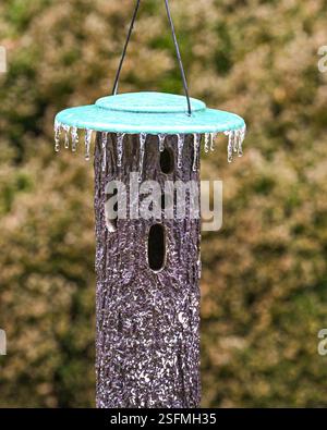 Wallingford, Pennsylvania, USA. 9. Februar 2025 - Wallingford, PA - ein Eissturm hat große Teile der Philadelphia-Region unter einem dicken Eismantel hinterlassen. Foto: Don Mennig | Alamy News Stockfoto