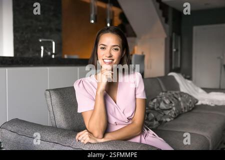 Heimporträt einer unabhängigen jungen 20er-Frau Stockfoto