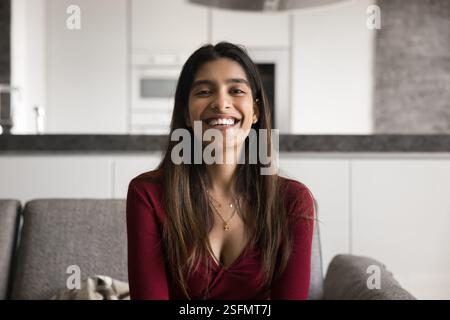 Porträt einer Indianerin, die mit freudigem Ausdruck in die Kamera schaut Stockfoto