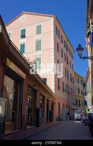 Fenster mit Fensterläden und traditionellen Straßenlaternen, Santa Margherita Ligure, Italien Stockfoto
