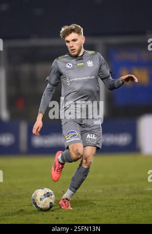 Seraing, Belgien. Februar 2025. Beverens Mathis Servais kontrolliert den Ball während eines Fußballspiels zwischen RFC Seraing und SK Beveren am Sonntag, den 9. Februar 2025 in Seraing, am 21. Tag der zweiten Liga der Challenger Pro League 2024-2025. BELGA FOTO JOHN THYS Credit: Belga News Agency/Alamy Live News Stockfoto