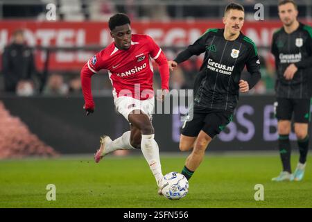 Alkmaar, Niederlande. Februar 2025. ALKMAAR, NIEDERLANDE - 9. FEBRUAR: Ernest Poku von AZ spielt mit dem Ball während eines niederländischen Eredivisie-Spiels zwischen AZ und PEC Zwolle im AFAS Stadion am 9. Februar 2025 in Alkmaar, Niederlande. (Foto von Ed van de Pol/Orange Pictures) Credit: Orange Pics BV/Alamy Live News Stockfoto