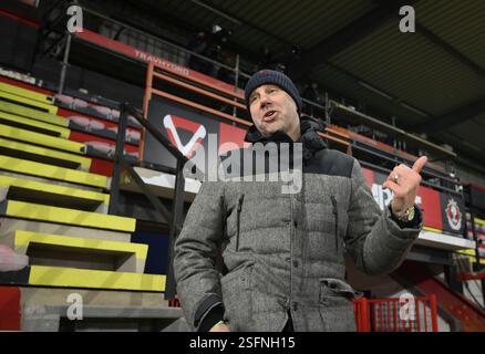 Seraing, Belgien. Februar 2025. Beverens General Manager Bob Peeters reagiert nach einem Fußballspiel zwischen RFC Seraing und SK Beveren am Sonntag, den 9. Februar 2025 in Seraing, am 21. Tag der zweiten Liga der Challenger Pro League 2024-2025. BELGA FOTO JOHN THYS Credit: Belga News Agency/Alamy Live News Stockfoto